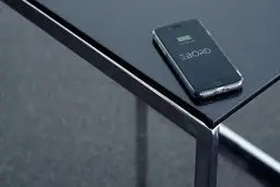 میز هوشمندی که چندین موبایل را بی‌سیم شارژ می‌کند! + عکس