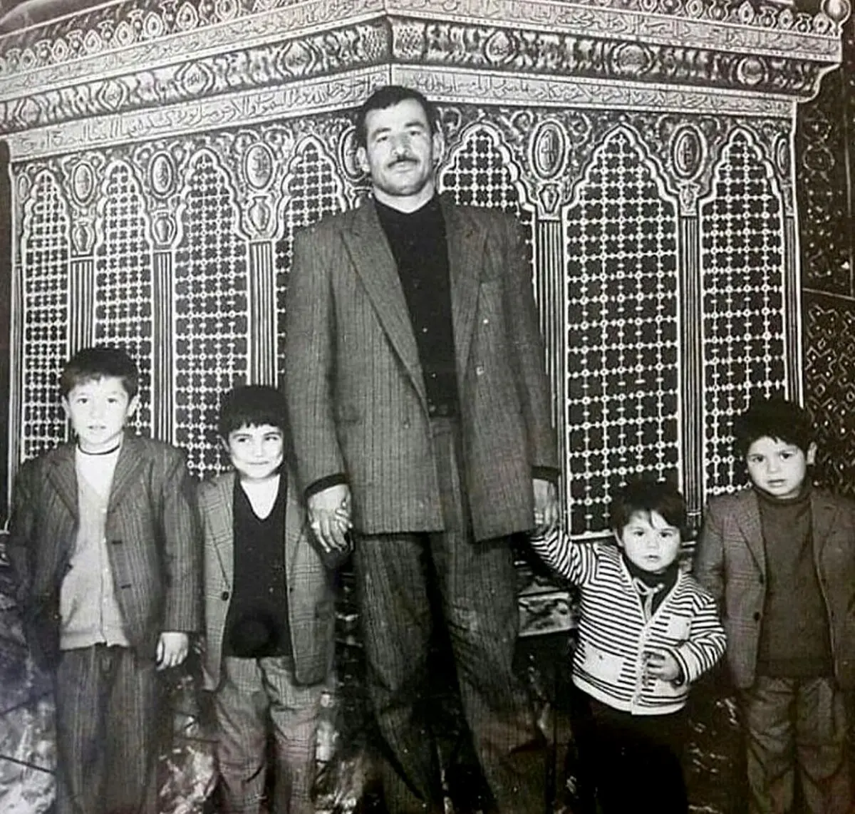 عکس زیرخاکی علی دایی در کنار پدر و برادرانش