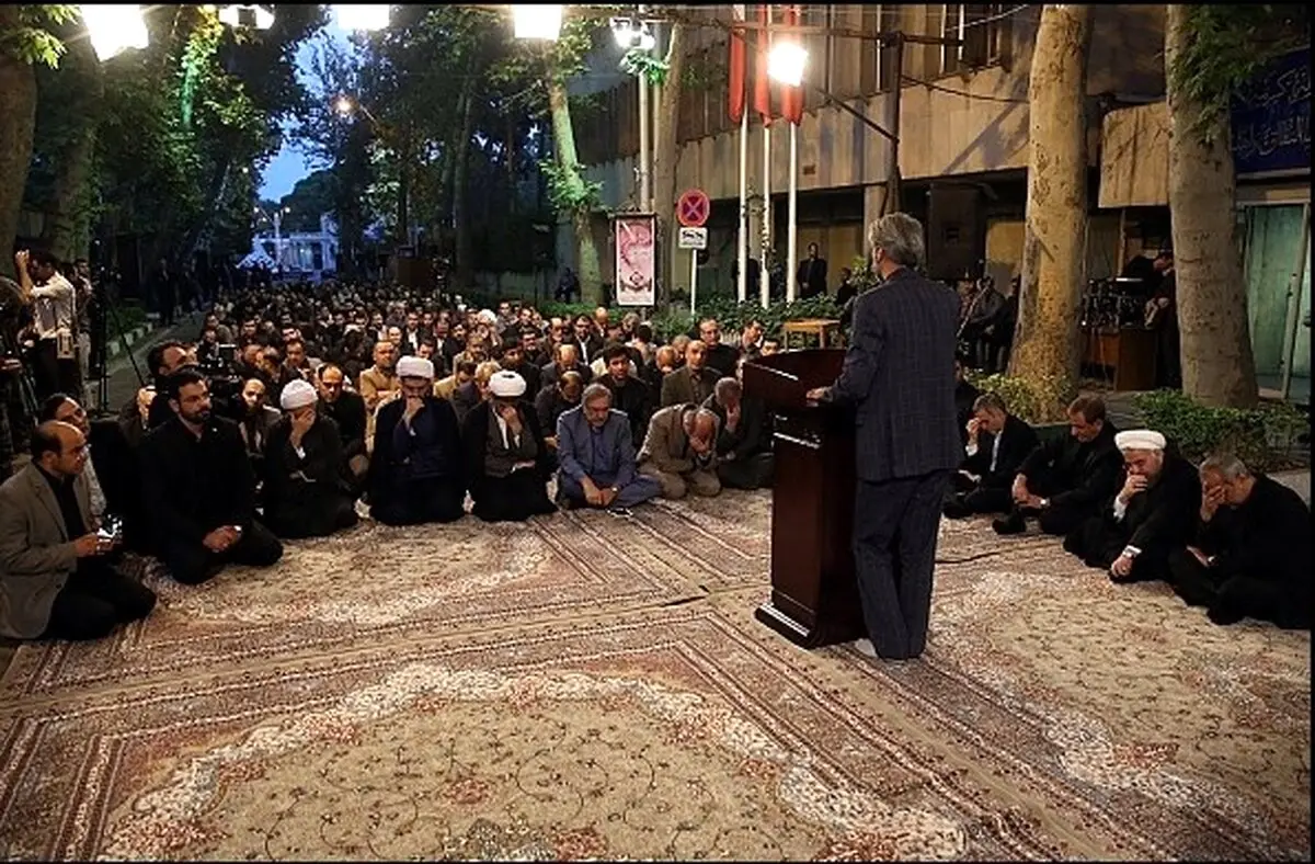 عزاداری رئیس جمهور در شب قدر/عکس