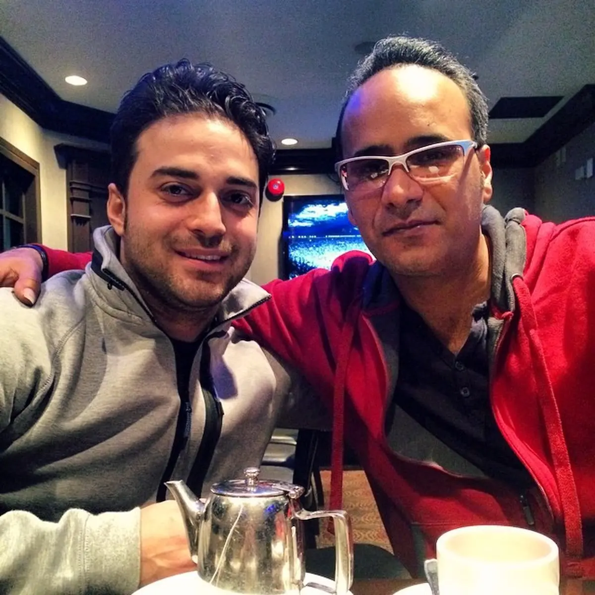 کافه گردی دو خواننده مشهور ایرانی در کانادا /عکس