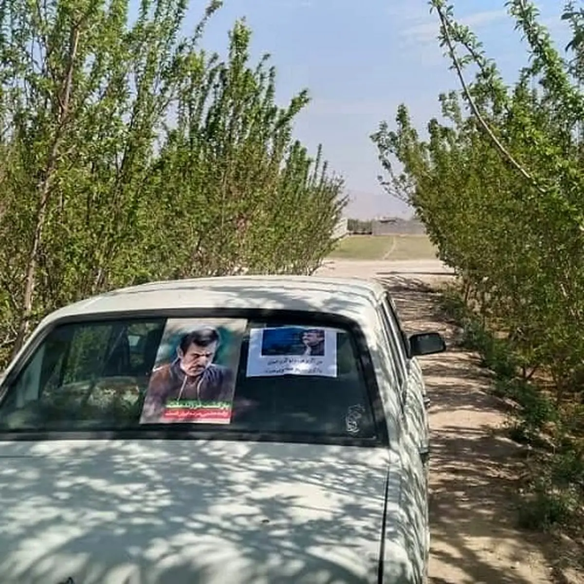 تبلیغات احمدی‌نژادی‌ها به شیشه خودرو‌ها رسید + عکس