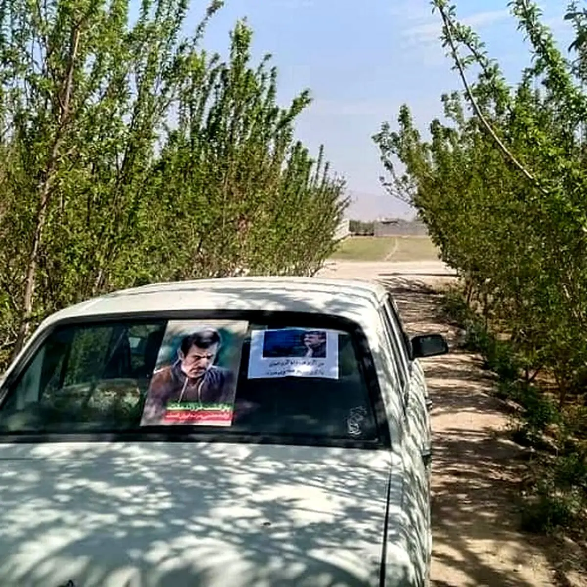 تبلیغات احمدی‌نژادی‌ها به شیشه خودرو‌ها رسید + عکس