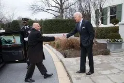 استقبال توهین آمیز جوبایدن از رئیس جمهوری افغانستان در کاخ سفید/عکس