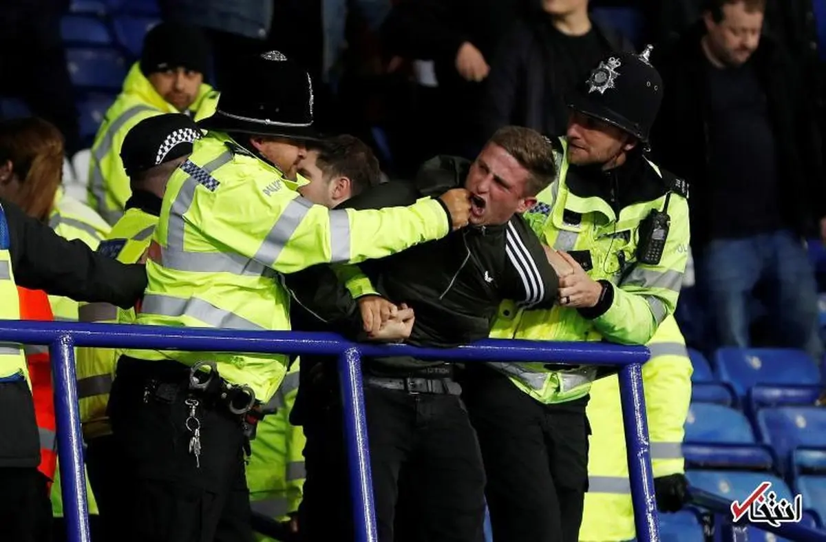 مشت پلیس به صورت یک هوادار انگلیسی/عکس