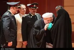 بوسه رئیس‌جمهور بر پیشانی فرزند نوزاد شهید دانایی‌فر/عکس