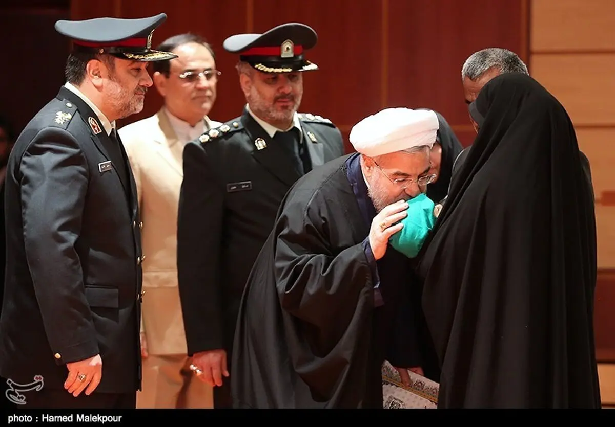 بوسه رئیس‌جمهور بر پیشانی فرزند نوزاد شهید دانایی‌فر/عکس