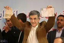 عکس خاص مشایی با شناسنامه احمدی‌نژاد و بقایی