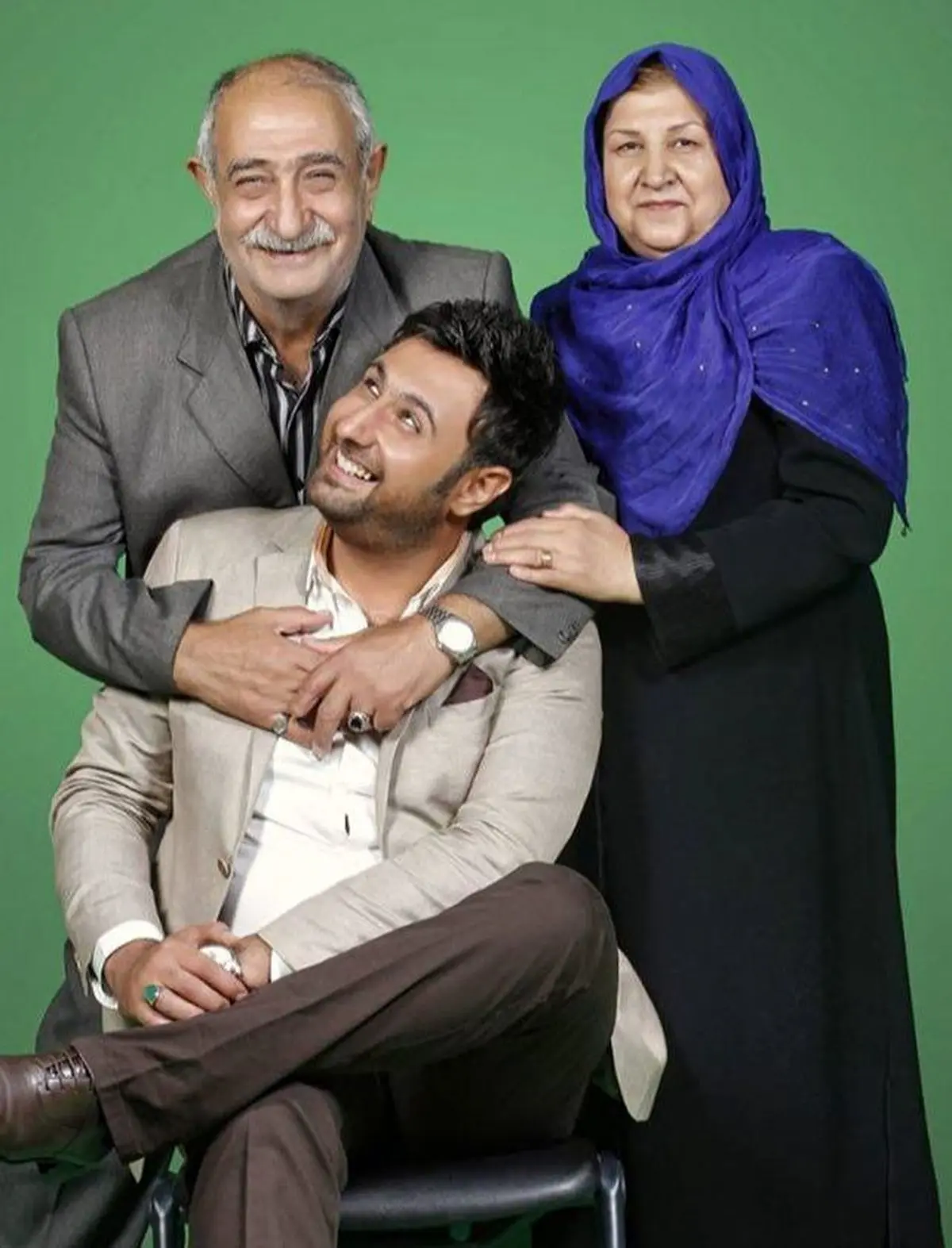 خواننده محبوب پاپ در کنار پدر و مادرش/عکس