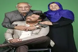 خواننده محبوب پاپ در کنار پدر و مادرش/عکس