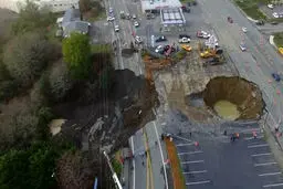 فروریختن بخش عظیمی از جاده اُرِگان + تصاویر