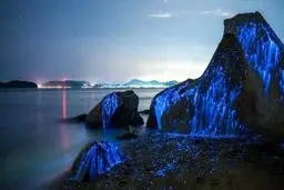 عکس های بسیار زیبا از سنگ های گریان در ساحل / تصاویر