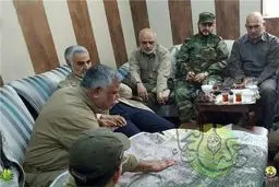 سردار قاسم سلیمانى در اتاق عملیات فلوجه/ عکس