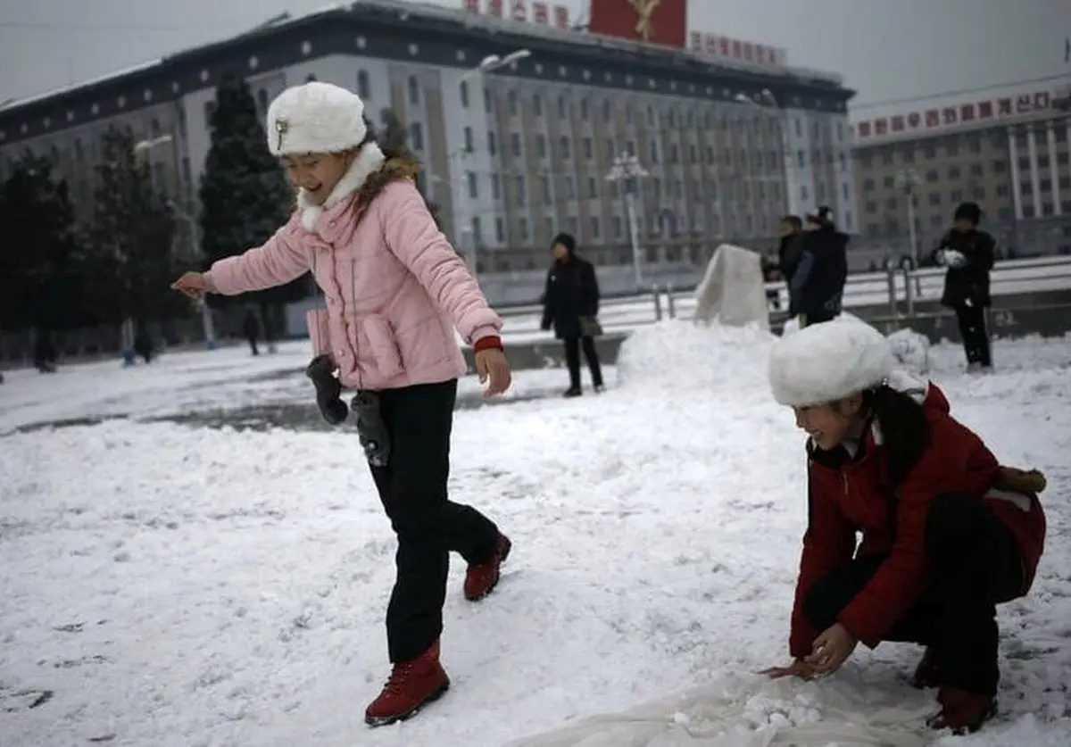 برف بازی در مرکز شهر پیونگ‌یانگ / عکس