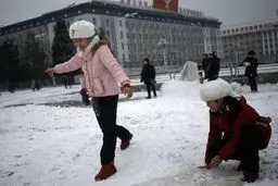 برف بازی در مرکز شهر پیونگ‌یانگ / عکس