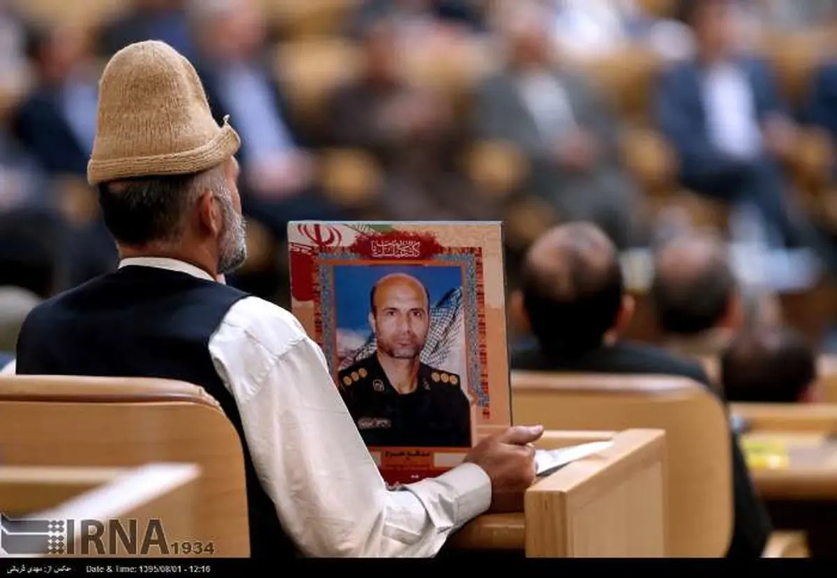 تصویری از رزمنده شهید مدافع حرم در همایش روستا و عشایر/عکس