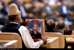 تصویری از رزمنده شهید مدافع حرم در همایش روستا و عشایر/عکس