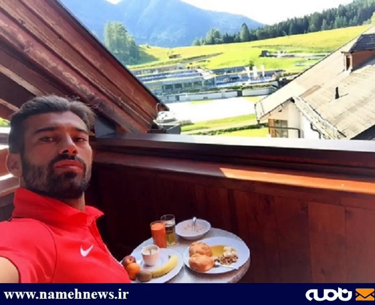 سلفی رامین رضاییان سر میز صبحانه/ عکس