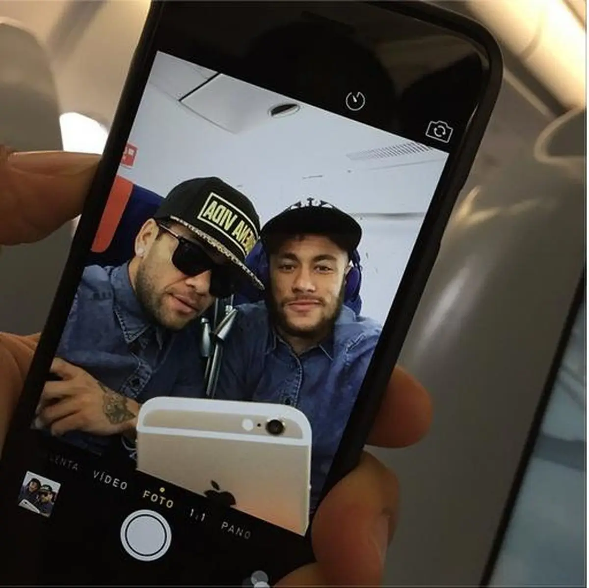 سلفي نيمار و آلوس در راه قبرس (عکس)