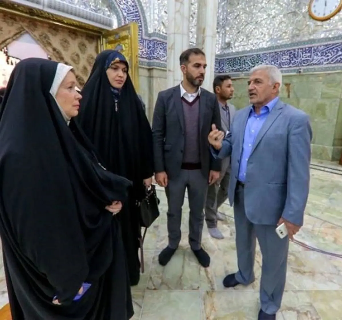 نویسنده زن فنلاندی در حرم امیرالمومنین / عکس