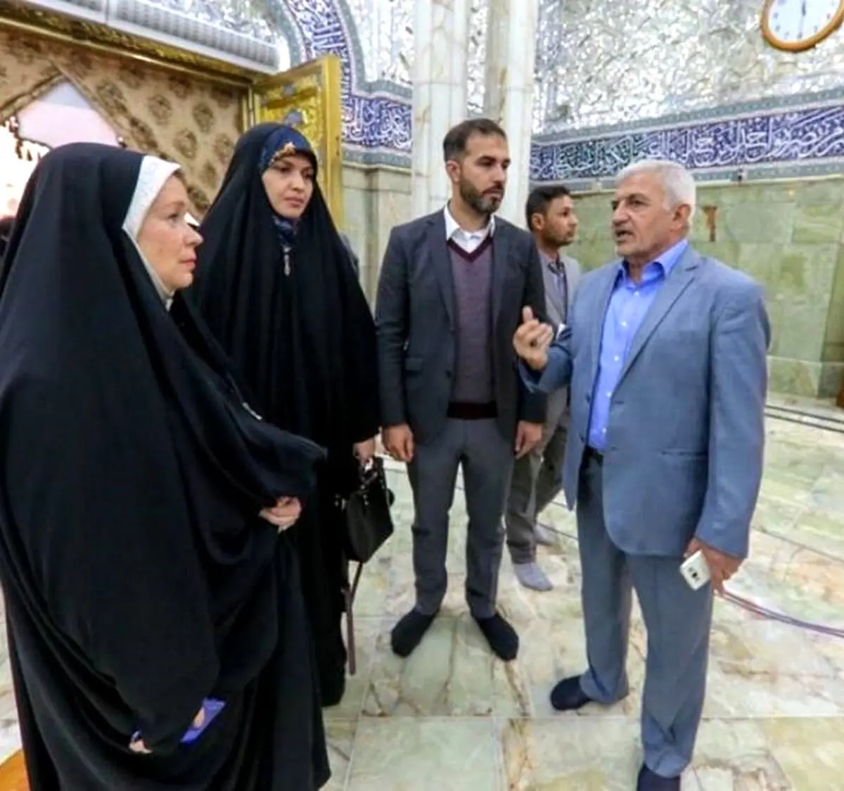 نویسنده زن فنلاندی در حرم امیرالمومنین / عکس