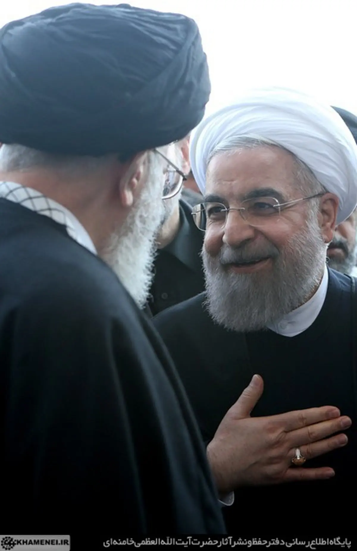 خوش و بش روحانی و رهبری در حاشیه مراسم آیت الله واعظ طبسی/ عکس