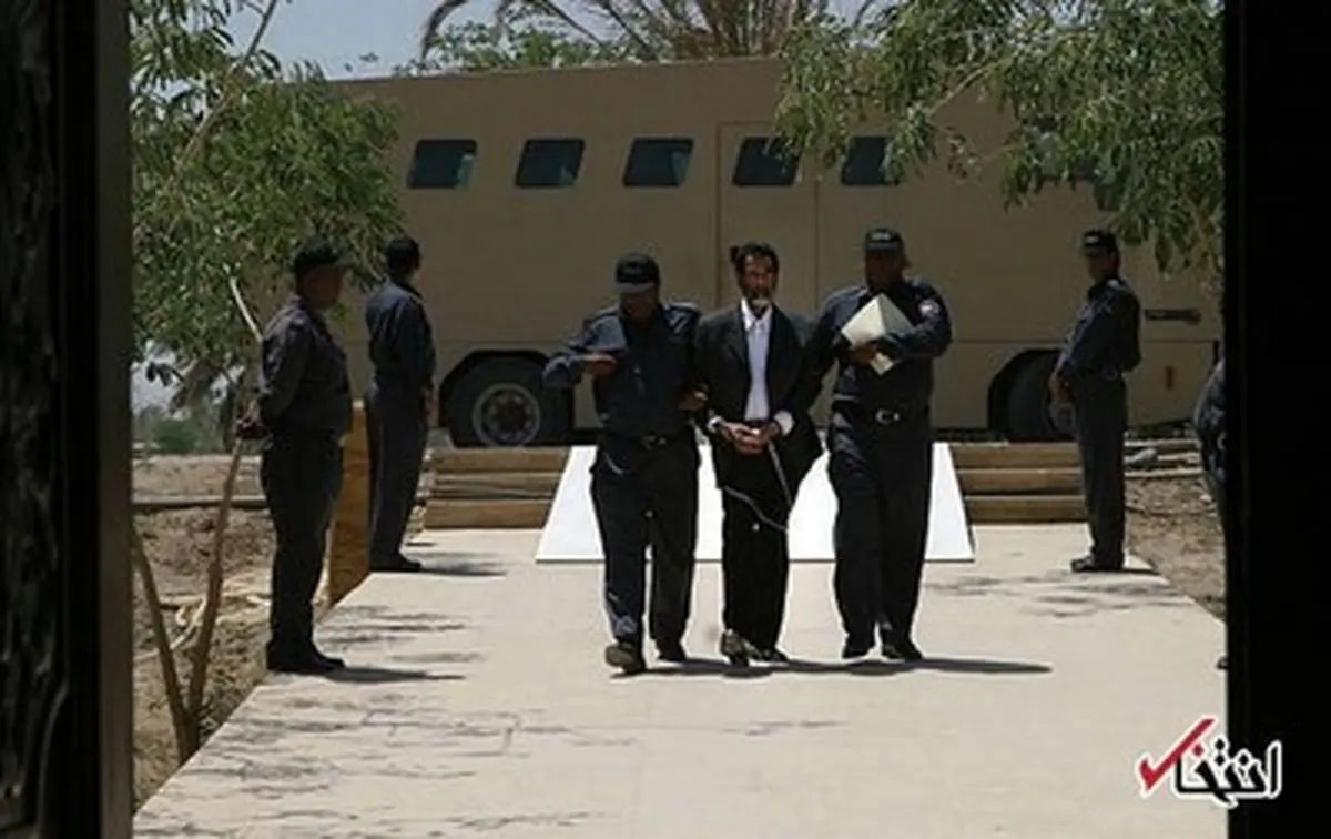 تصاویر کمتر دیده شده از روزی که صدام با غل و زنجیر به دادگاه رفت