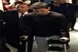 مسی با عصا در نیوکمپ/عکس