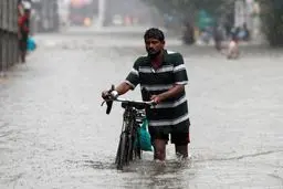 بارش شدید باران خیابان‌های هند را غرق کرد/تصاویر