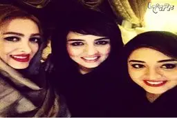 سلفی نرگس محمدی به همراه دوستان!