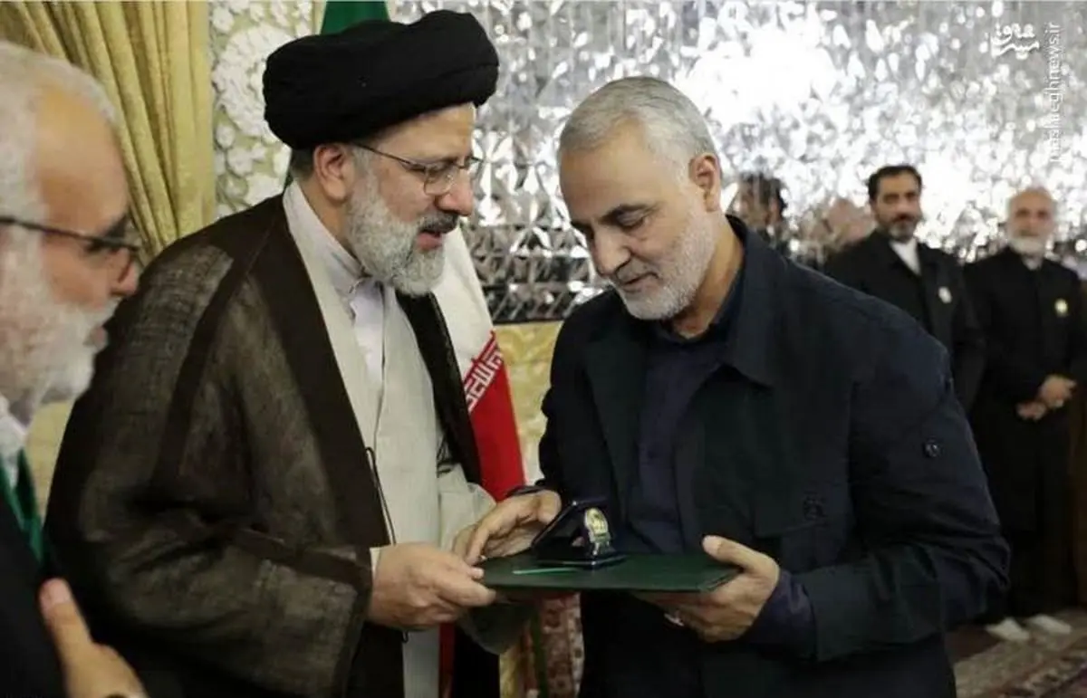 سردار سلیمانی خادم حرم رضوی شد/عکس