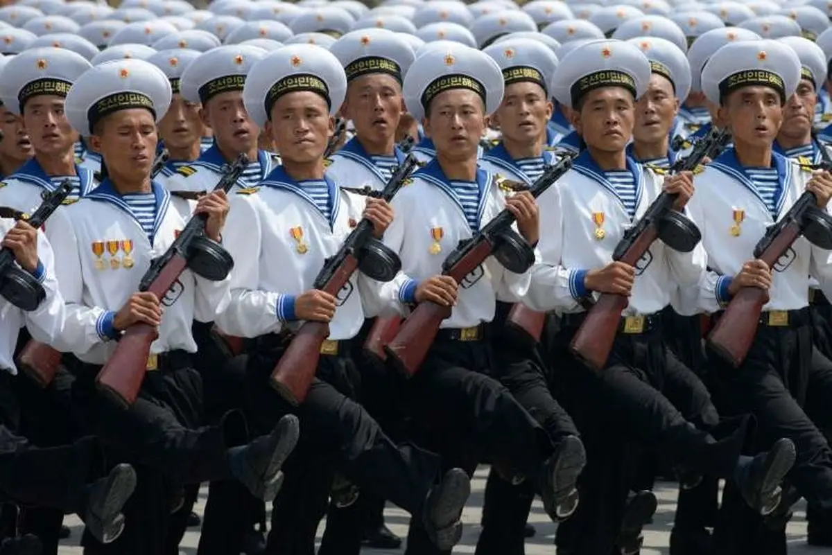 تصاویری از پوشش عجیب مردم در کره شمالی