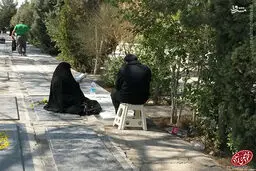 احمدی نژاد بر مزار مادرش/عکس