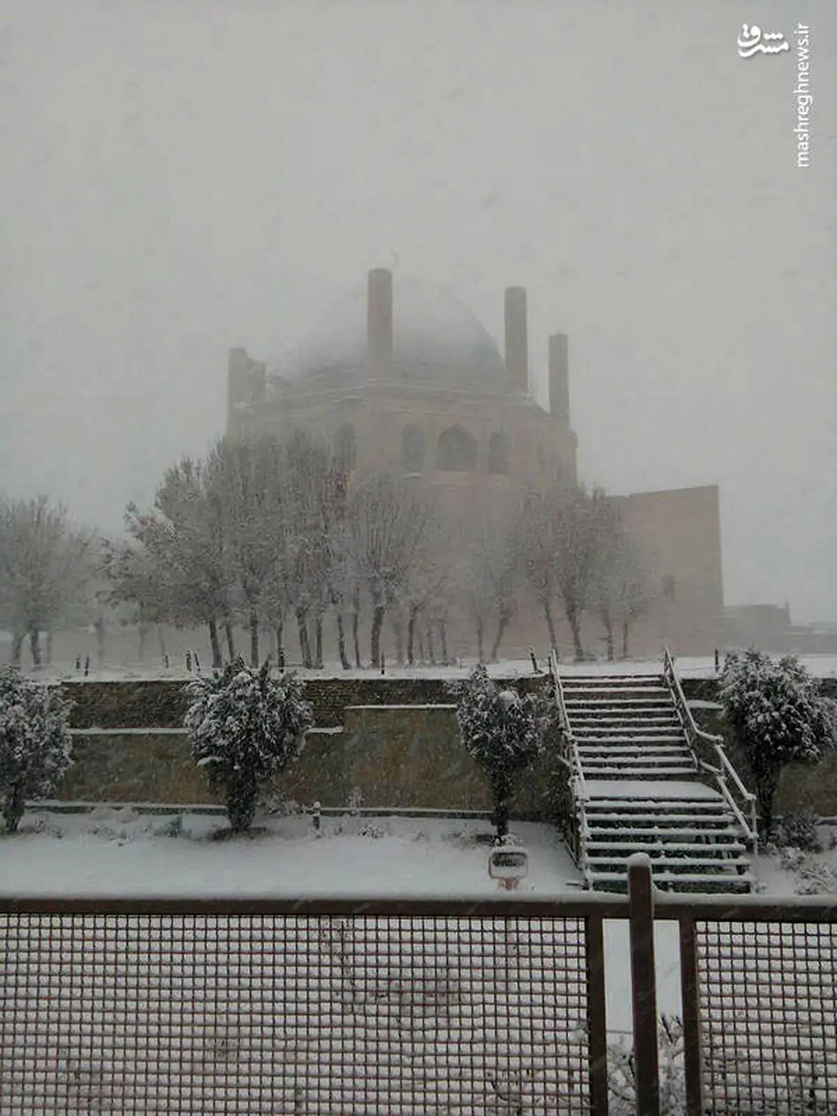 عکس/ بارش برف در شهر تاریخی سلطانیه