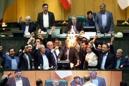 ایمن آبادی: لاریجانی به پایداری ها باج نمی دهد/ بعید است قمی ها رای خود را عوض کنند