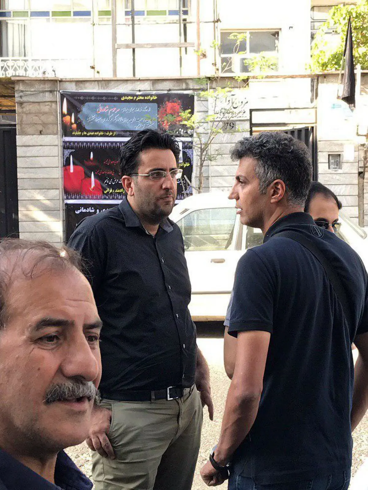 حضور عادل در منزل خبرنگار فقید (عکس)