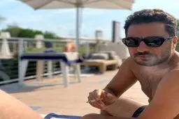 عکس برهنه نوید محمدزاده لب استخر مشغول سیگار کشیدن