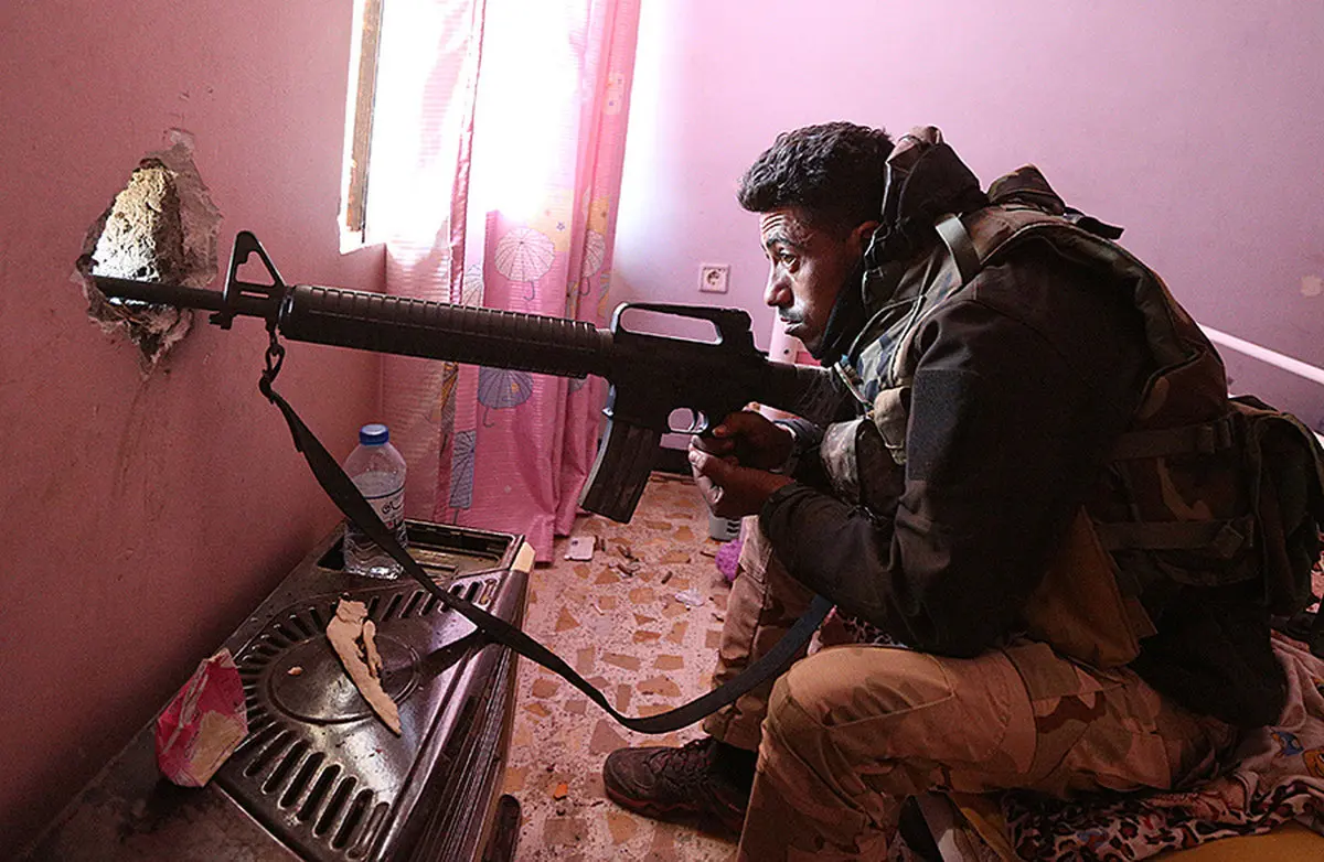 تک تیر انداز عراقی در خط مقدم نبرد با داعش/عکس