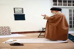 تصویری از مقام معظم رهبری در حال اقامه نماز