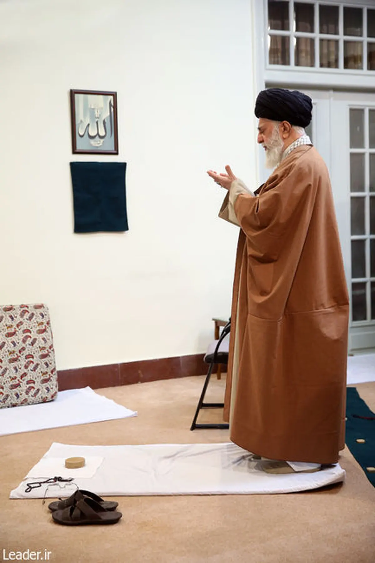 تصویری از مقام معظم رهبری در حال اقامه نماز