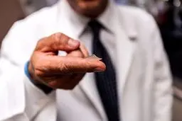 تزریق واکسن کروناویروس تنها با یک برچسب! + عکس