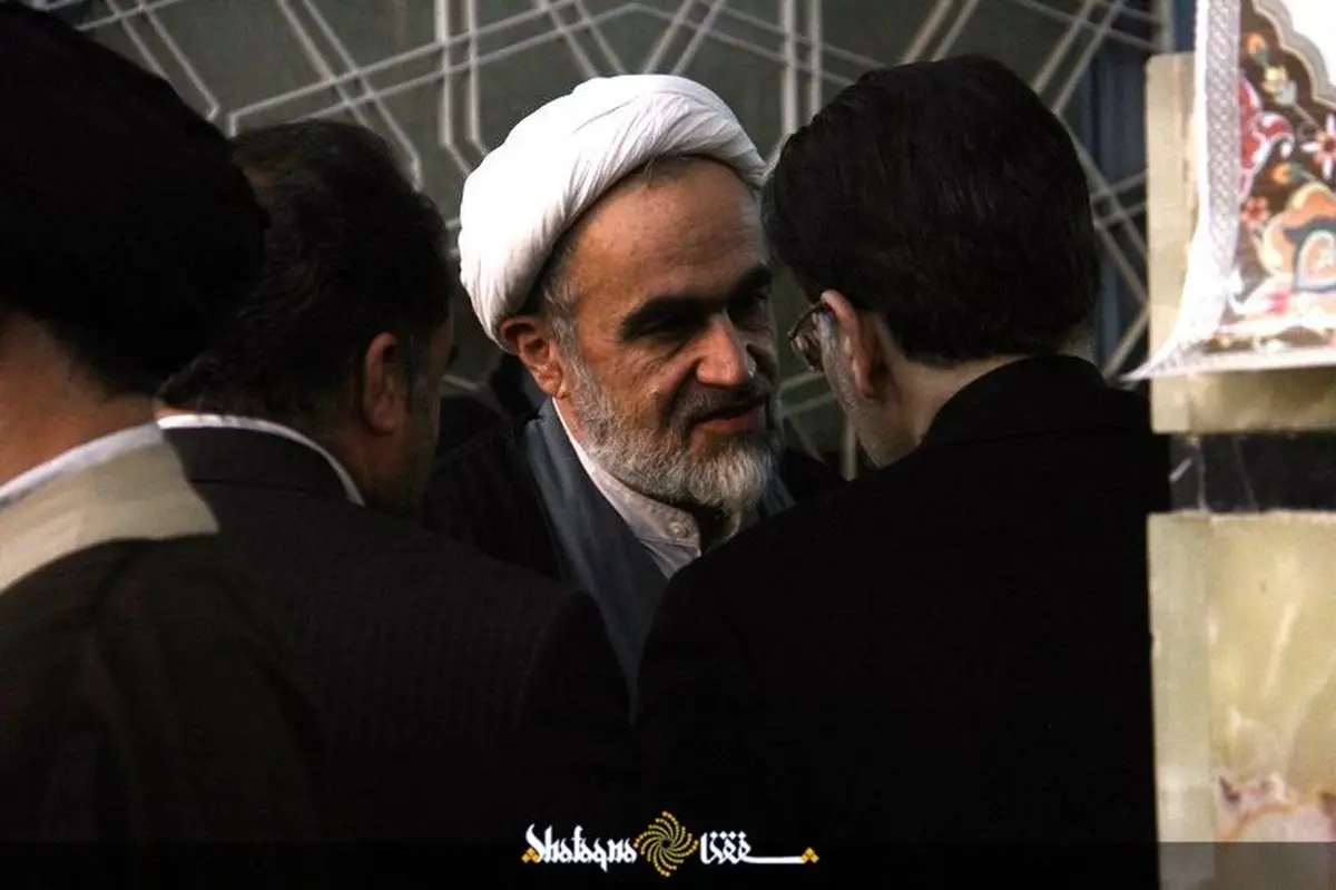 پسر آیت‌الله منتظری در مراسم ختم آیت‌الله غیوری در قم/ عکس