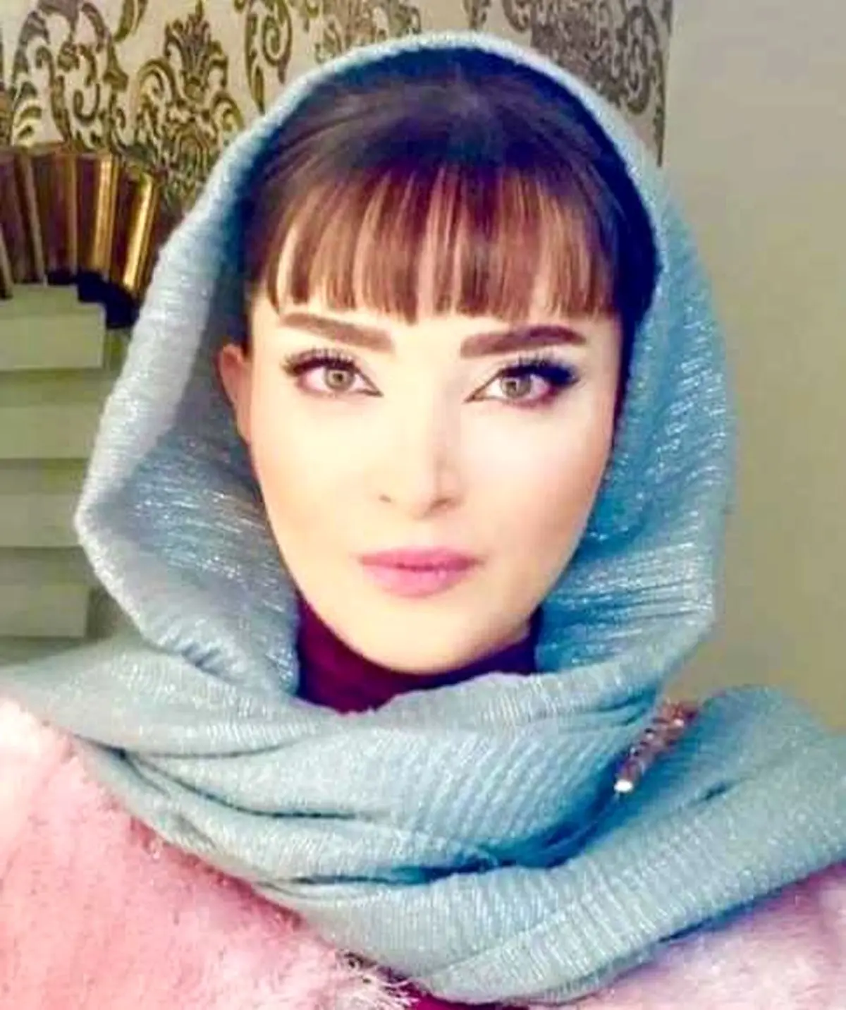 بهنوش طباطبایی خیره به تصویر خودش