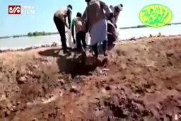 ببینید: جوان آفریقایی در حال امداد رسانی به مناطق سیل زده خورستان