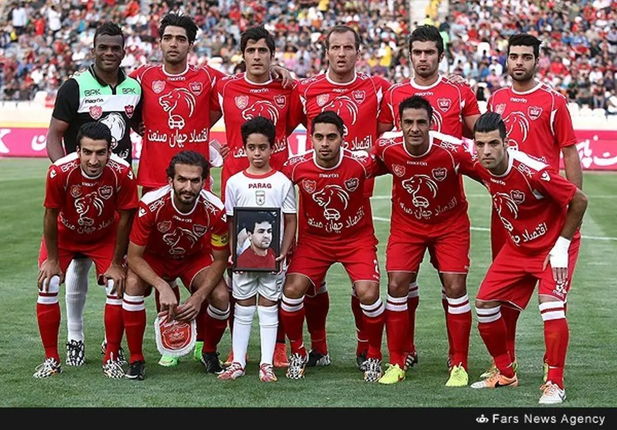 عکس یادگاری پسر مهدی‌ نفر با تیم پرسپولیس