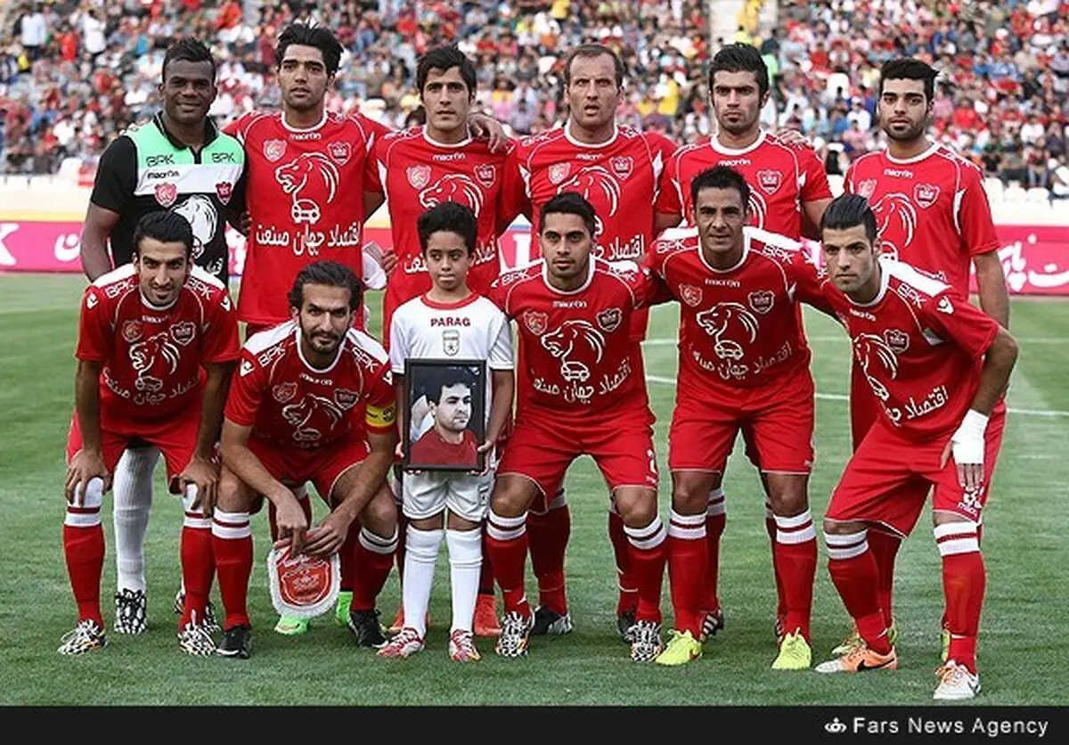 عکس یادگاری پسر مهدی‌ نفر با تیم پرسپولیس