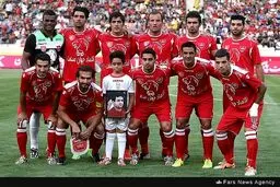 عکس یادگاری پسر مهدی‌ نفر با تیم پرسپولیس