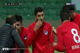 افطار بازیکنان فوتبال لیگ ترکیه در جریان مسابقه!+فیلم