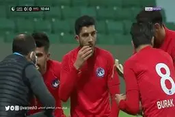 افطار بازیکنان فوتبال لیگ ترکیه در جریان مسابقه!+فیلم