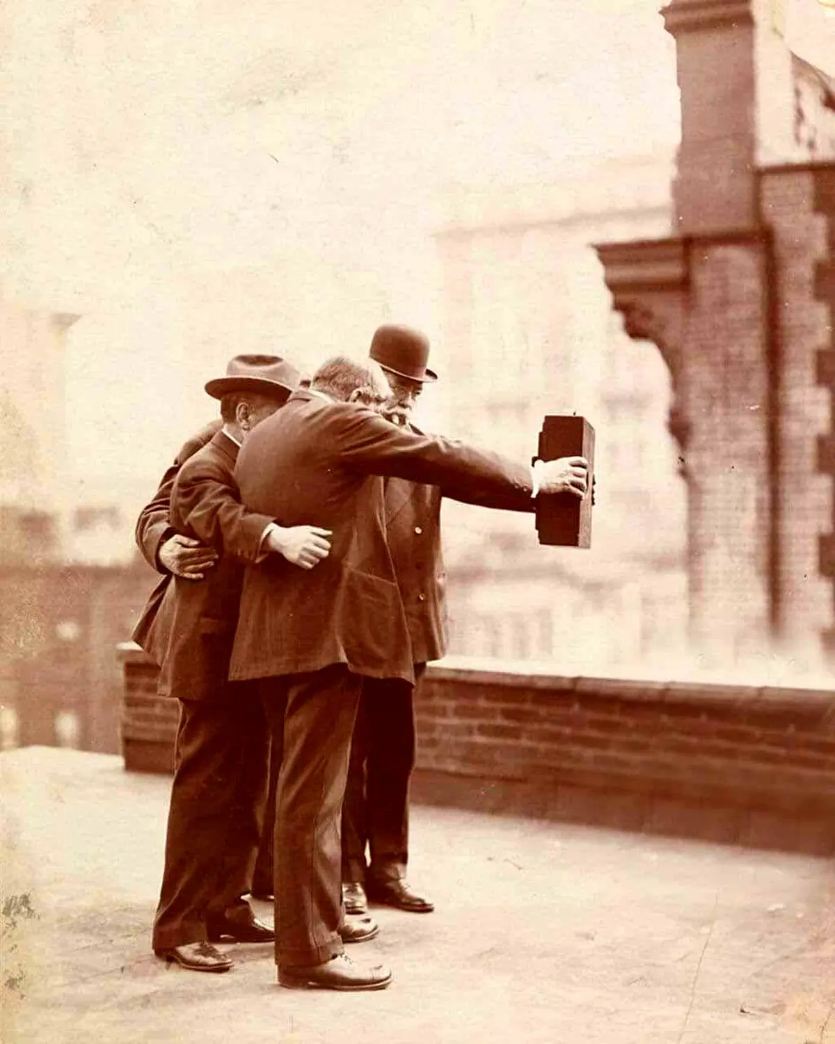 قدیمی ترین عکس سلفی جهان گرفته شده در یک قرن پیش