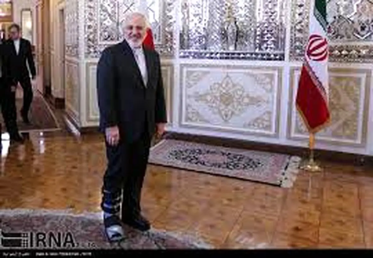 شوخی سیمانی ظریف با یک خبرنگار/عکس